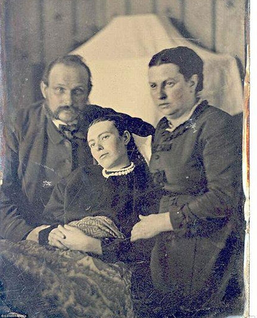 Padre y madre junto a su hija. Una instantánea de un ser querido que ha fallecido.
