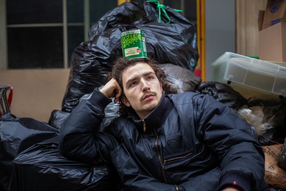 Un hombre pensativo con basura.