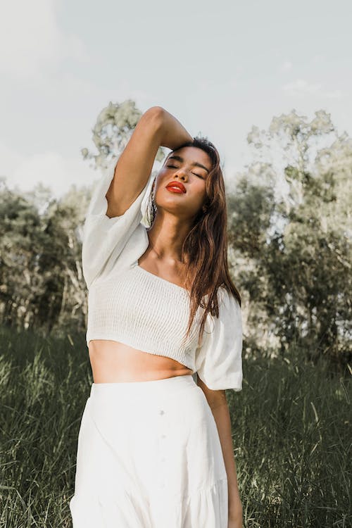 Una joven modelando un traje de dos piezas blanco