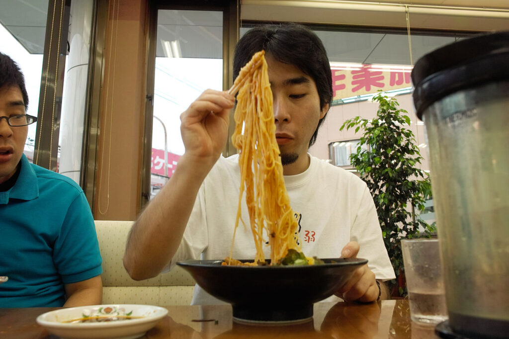 joven comiendo ramen