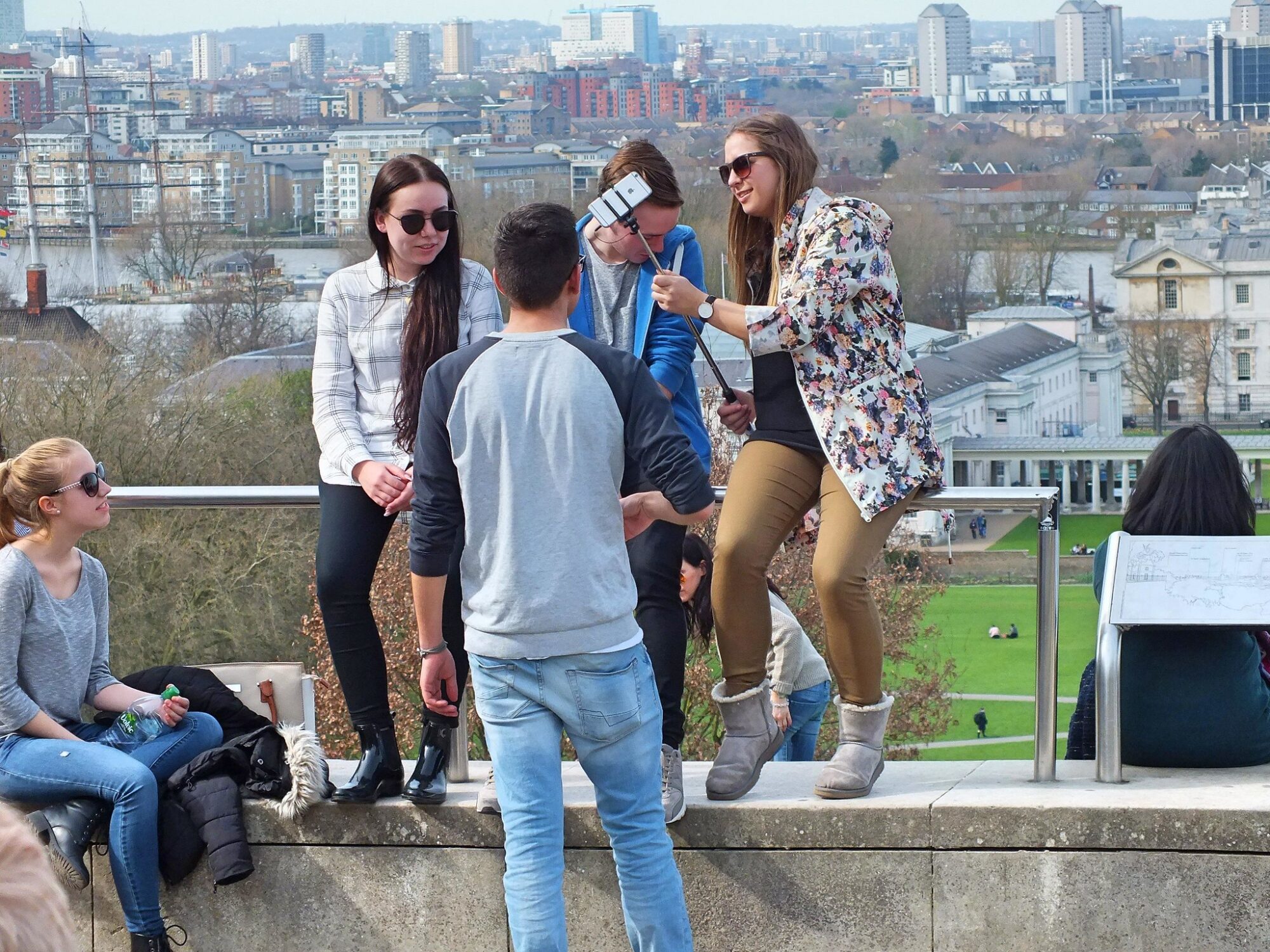 Un grupo de jóvenes toma un selfie en la baranda de una escalera