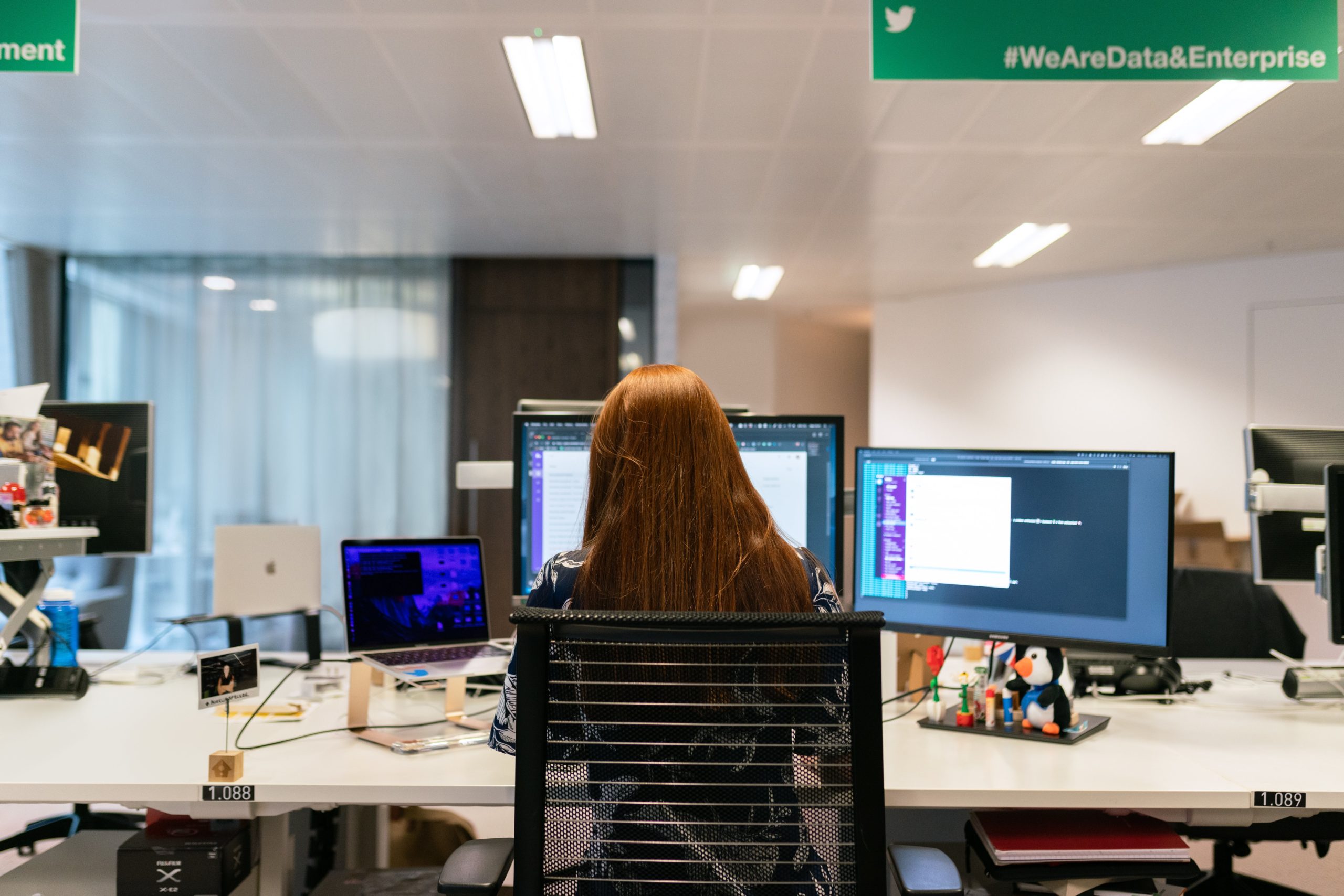 Mujer frente a computador