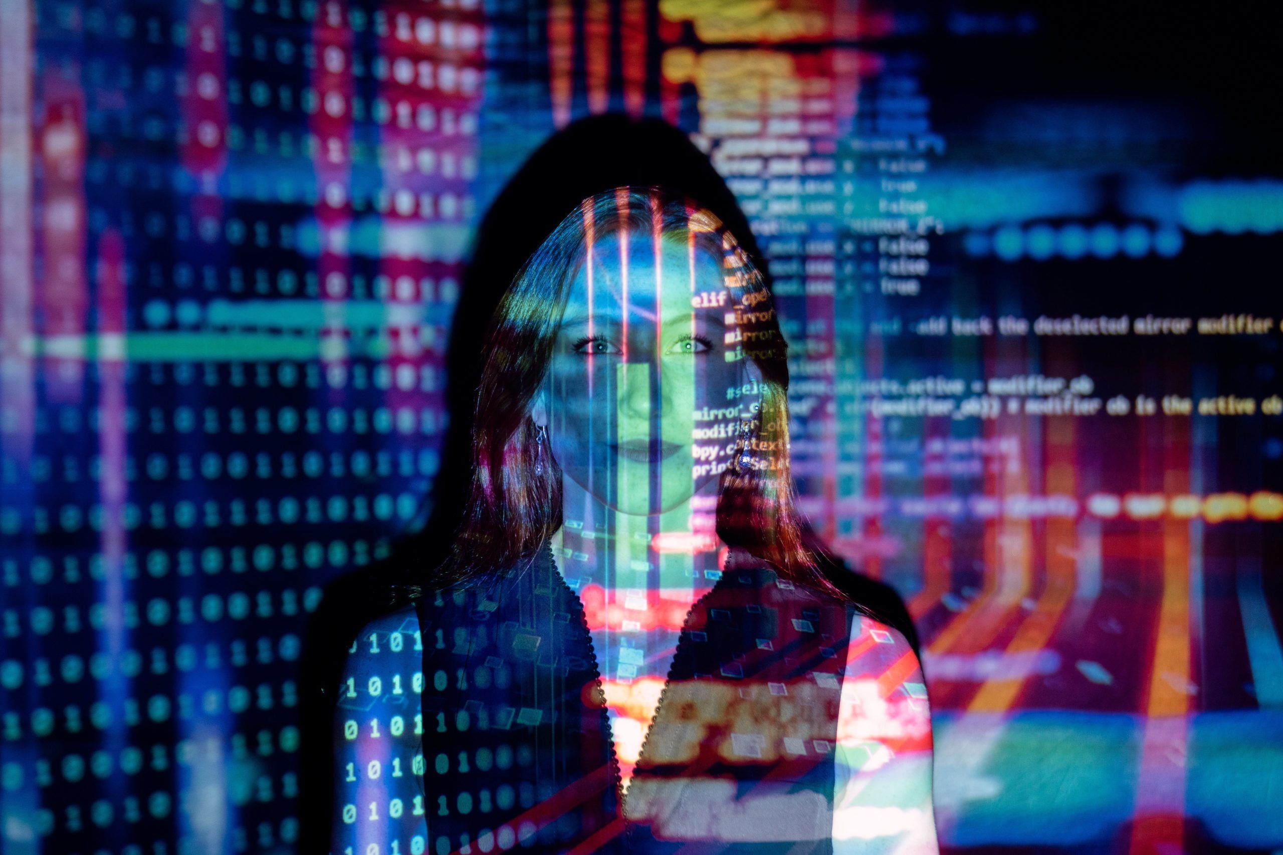Código proyectado sobre mujer