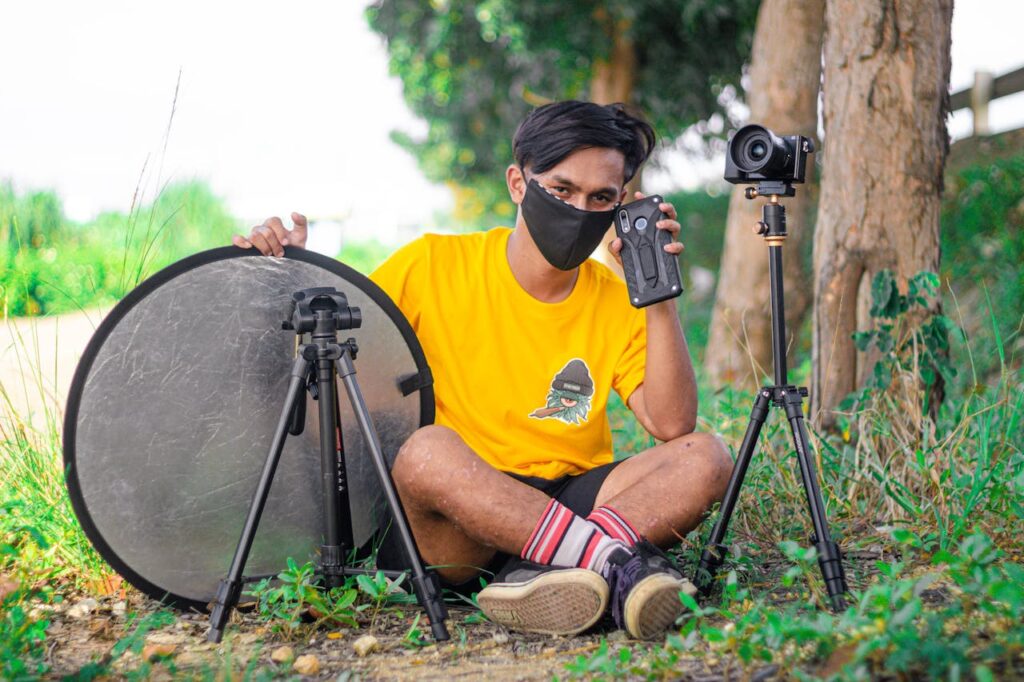 Fotografo sujeta un reflector de luz siendo utilizado en una sesión de fotografía de retrato al aire libre.